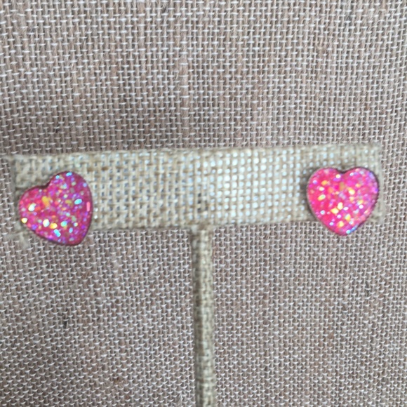 Jewelry - Pretty pink heart shaped druzy post earrings